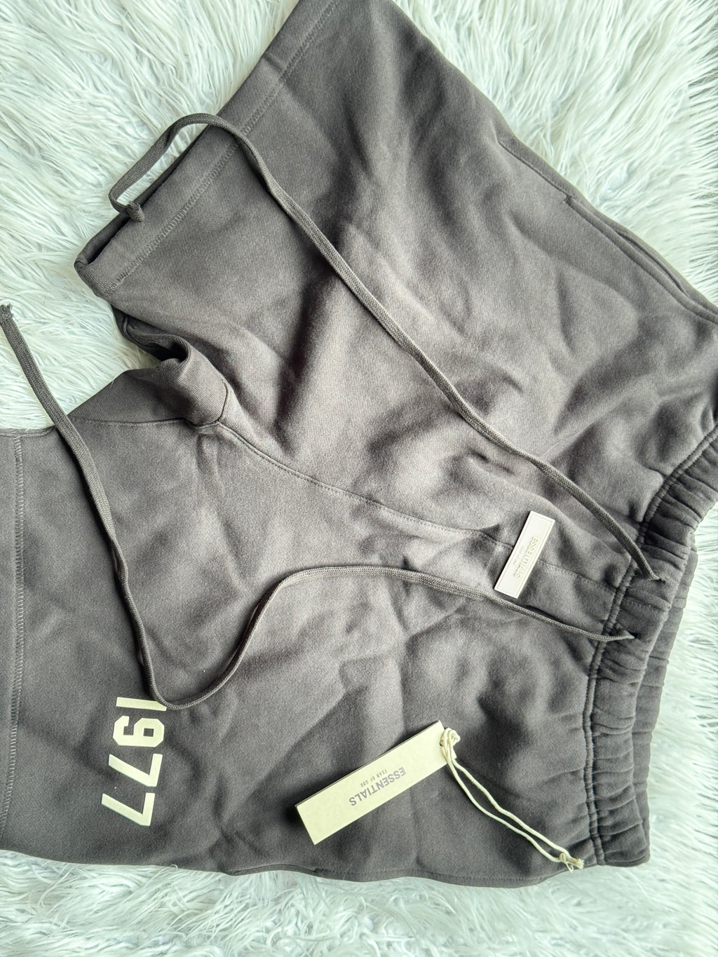 Fear of God Essentials 1977 Sweatpants – Dark Oak