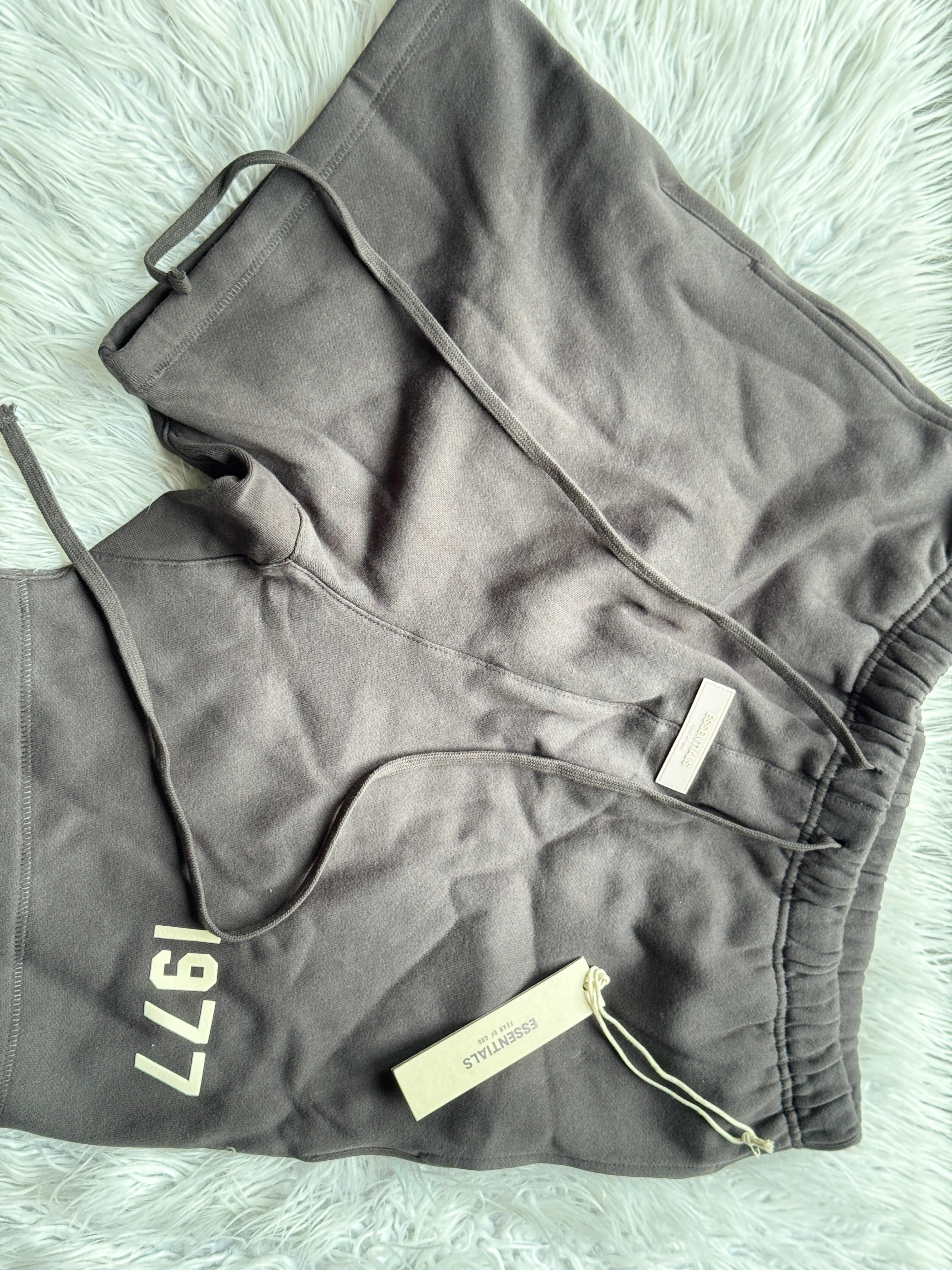 Fear of God Essentials 1977 Sweatpants – Dark Oak