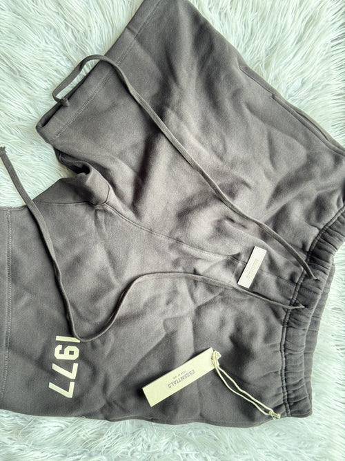 Fear of God Essentials 1977 Sweatpants – Dark Oak