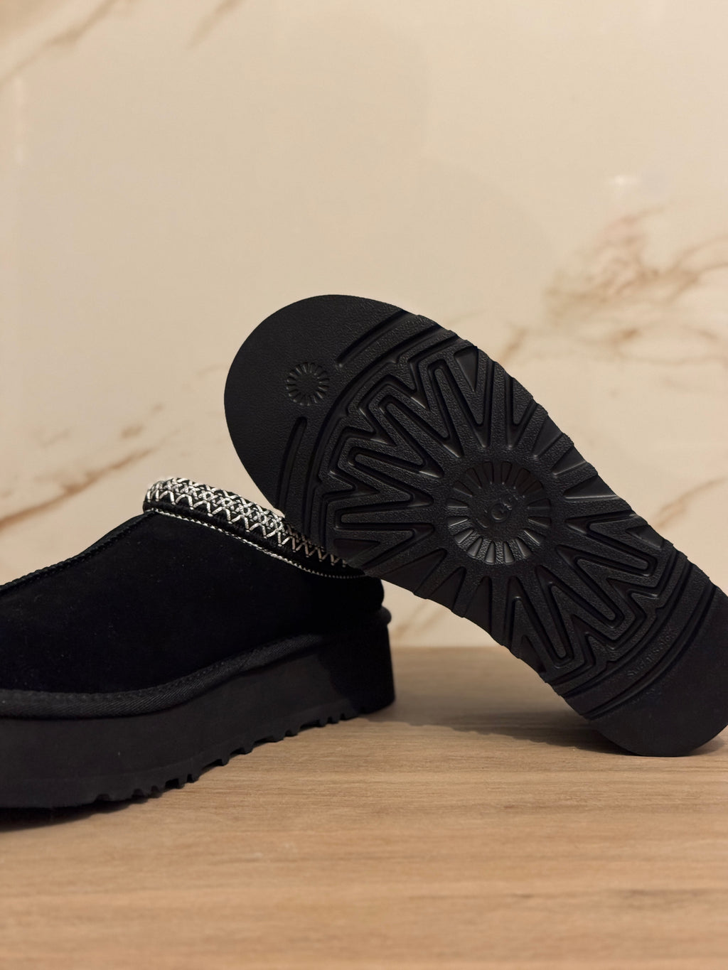 UGG Tazz Slipper – Black