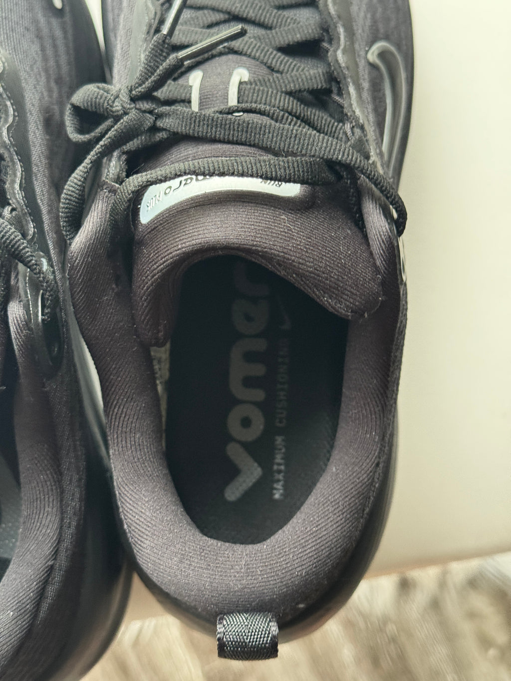 Nike Vomero Plus – Black