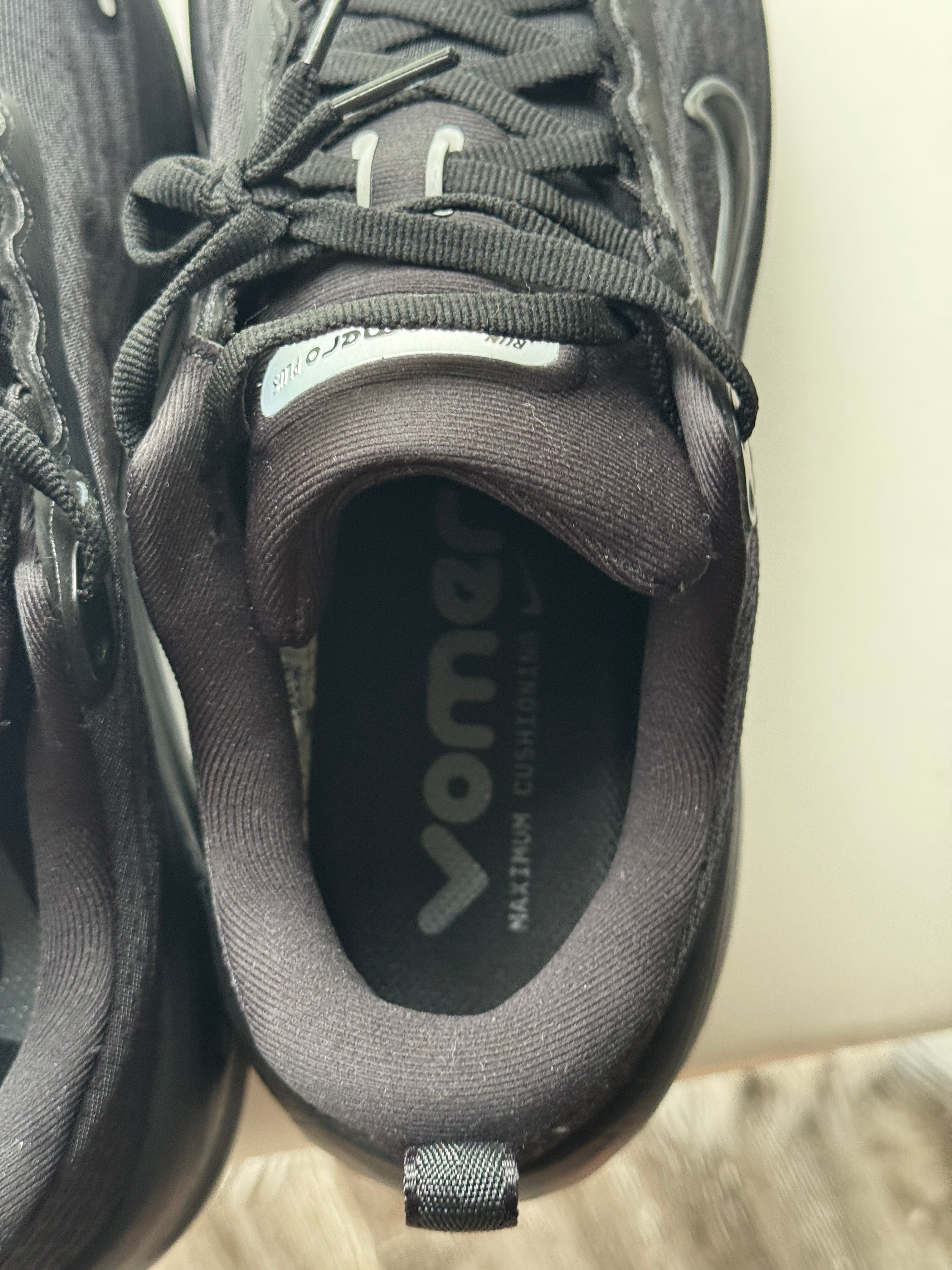 Nike Vomero Plus – Black